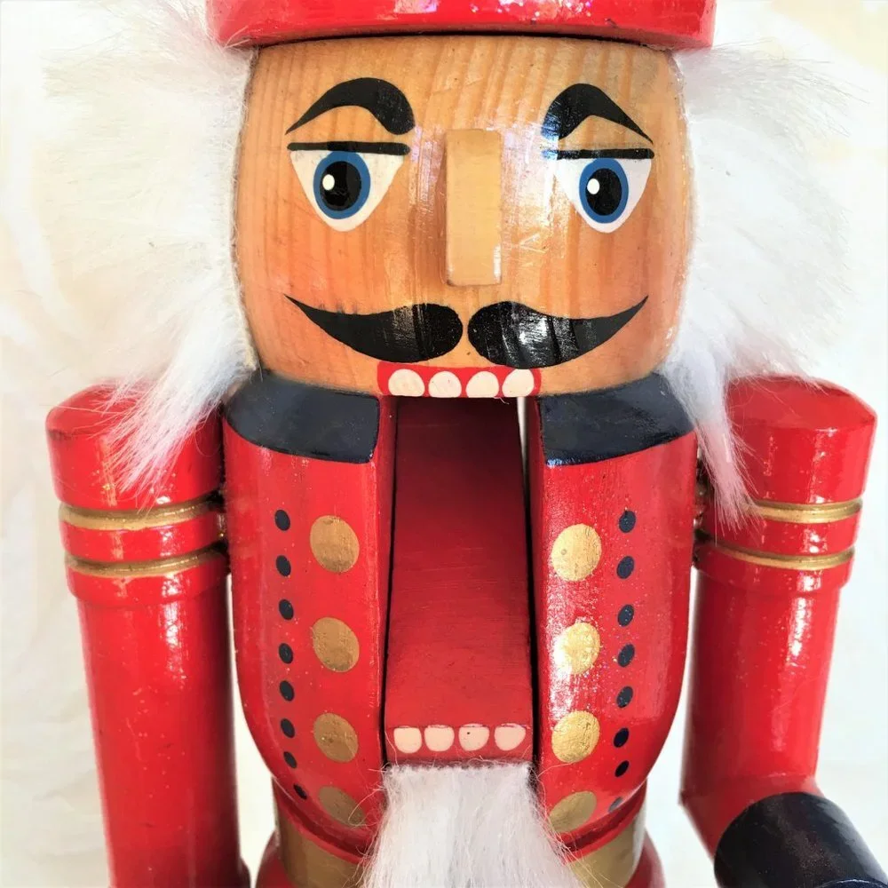 WOOD HOLIDAY NUTCRACKER